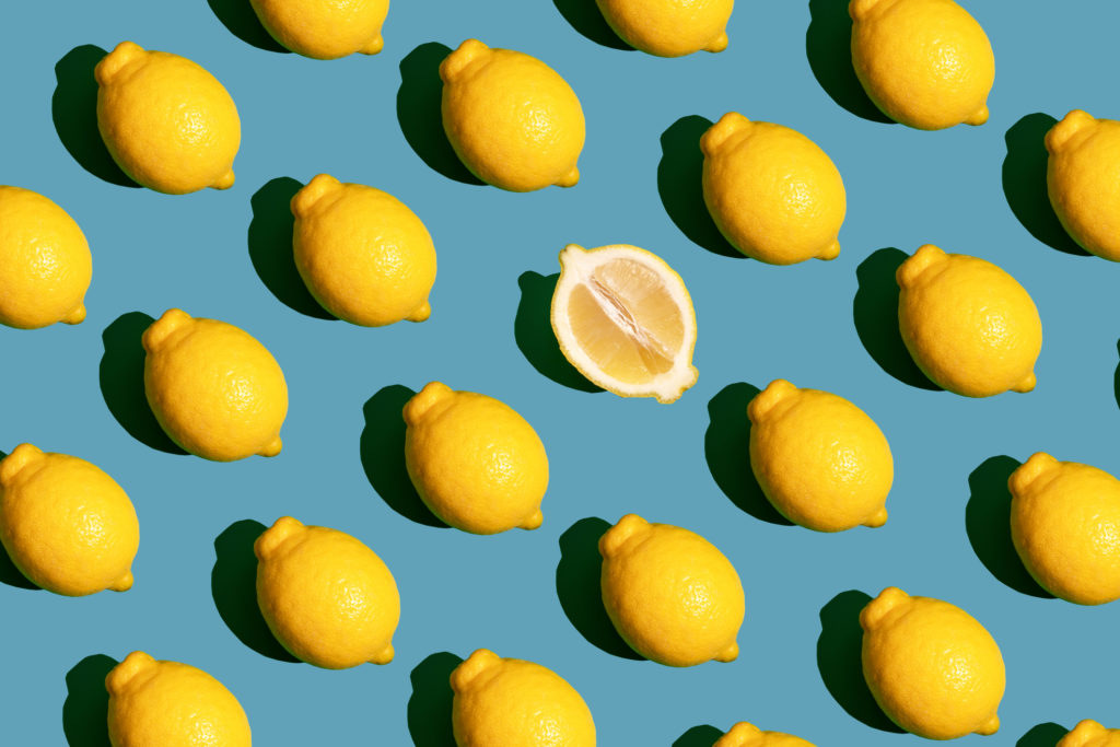 Repeated lemon and halved lemon on the green background